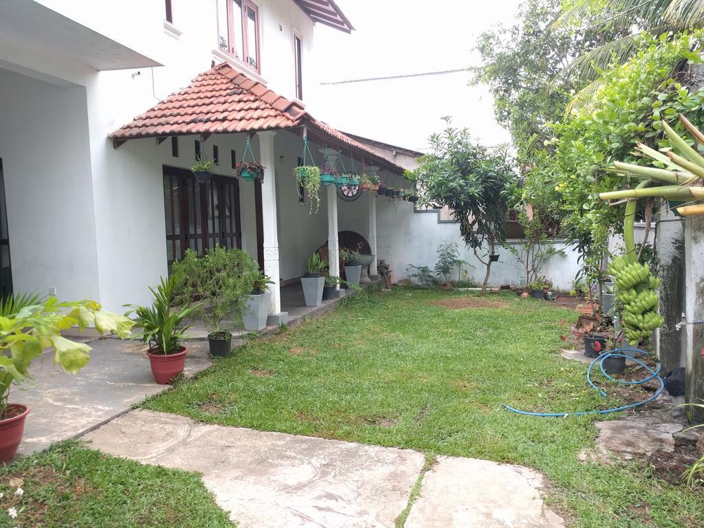 Chelli Homestay Negombo Exterior foto