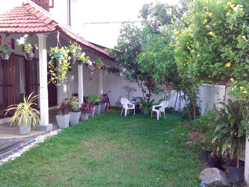 Chelli Homestay Negombo Exterior foto