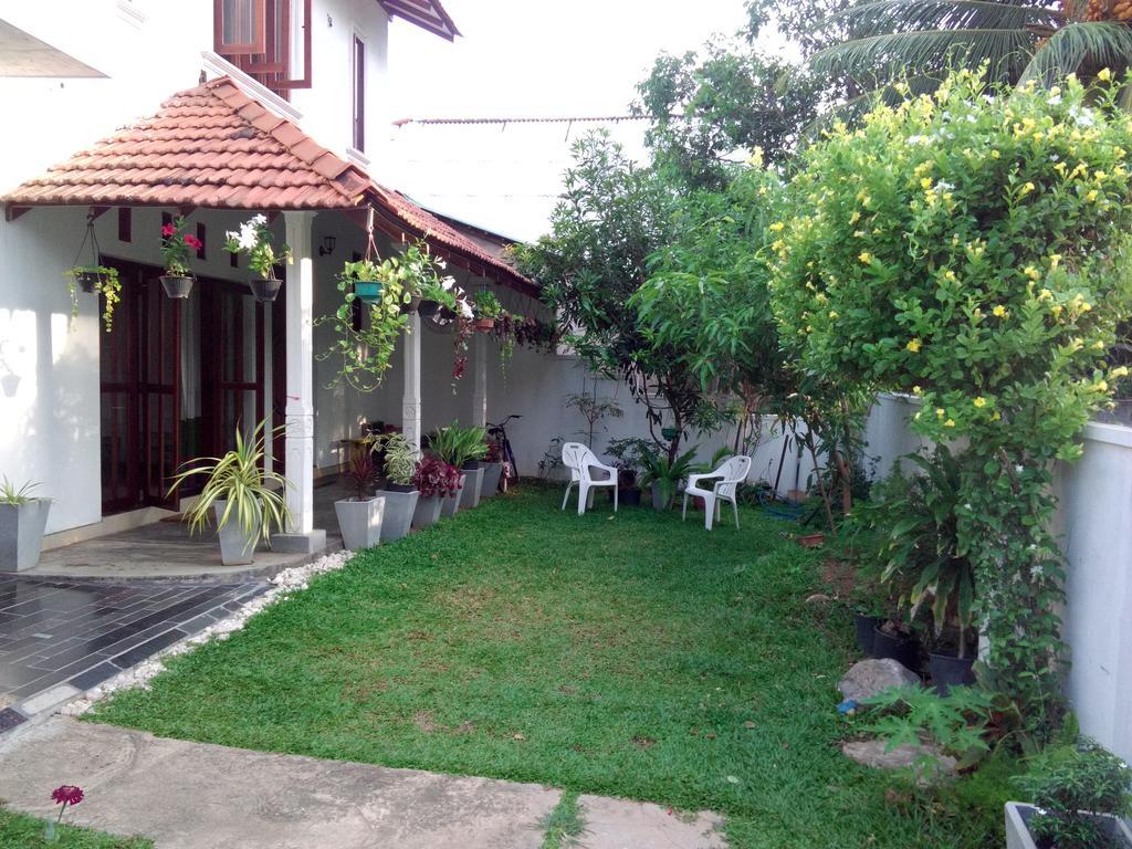 Chelli Homestay Negombo Exterior foto